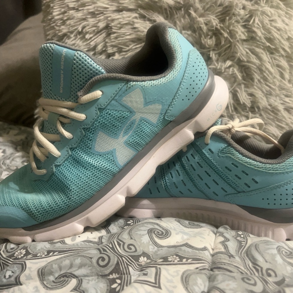 Under Armour Blue and White Athletic Shoes Dynamic Design